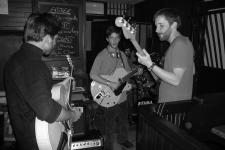 Le premier guitariste mort vivant...